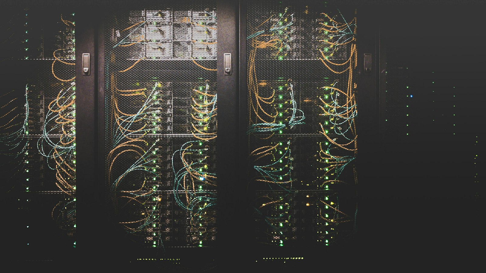 Serverhall med rader av servrar i blått ljus