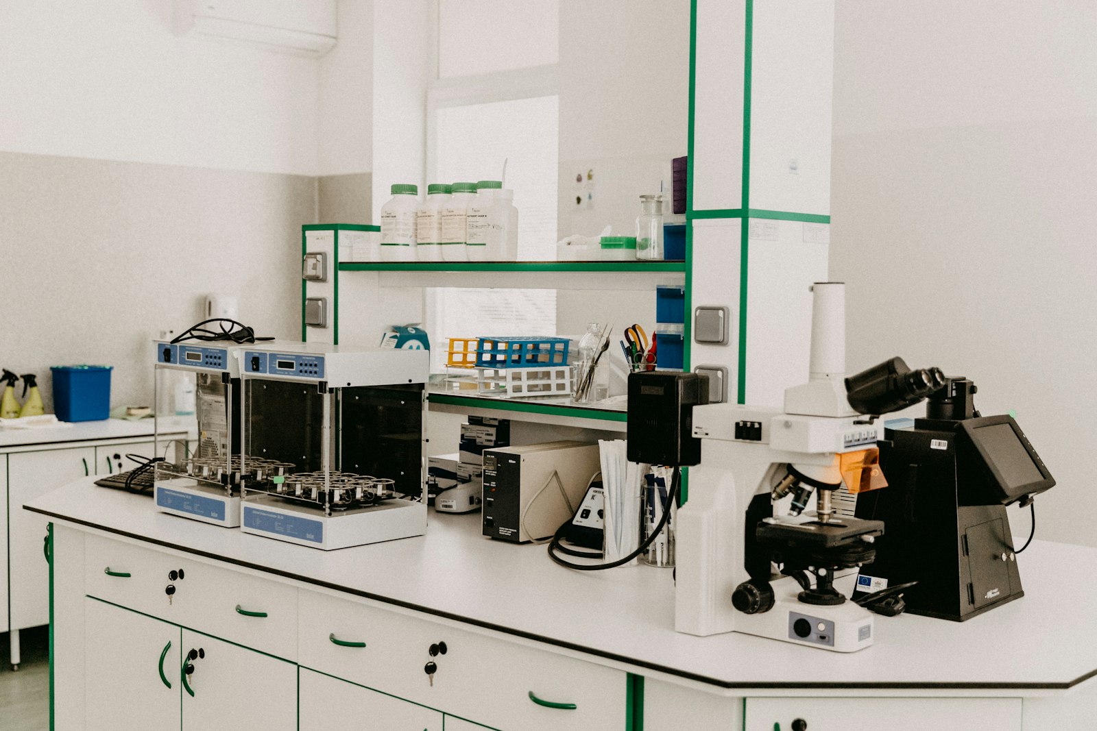 Laboratoriebänk med mikroskop och analysutrustning